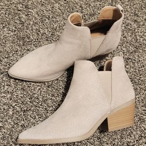 Woman's Tan Ankle Boots